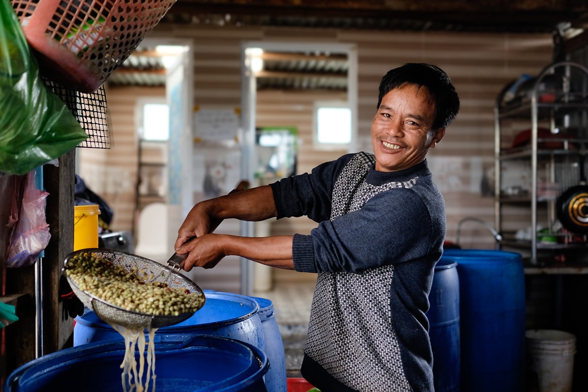 27 Pracovník ukazuje fermentovanou kávu
